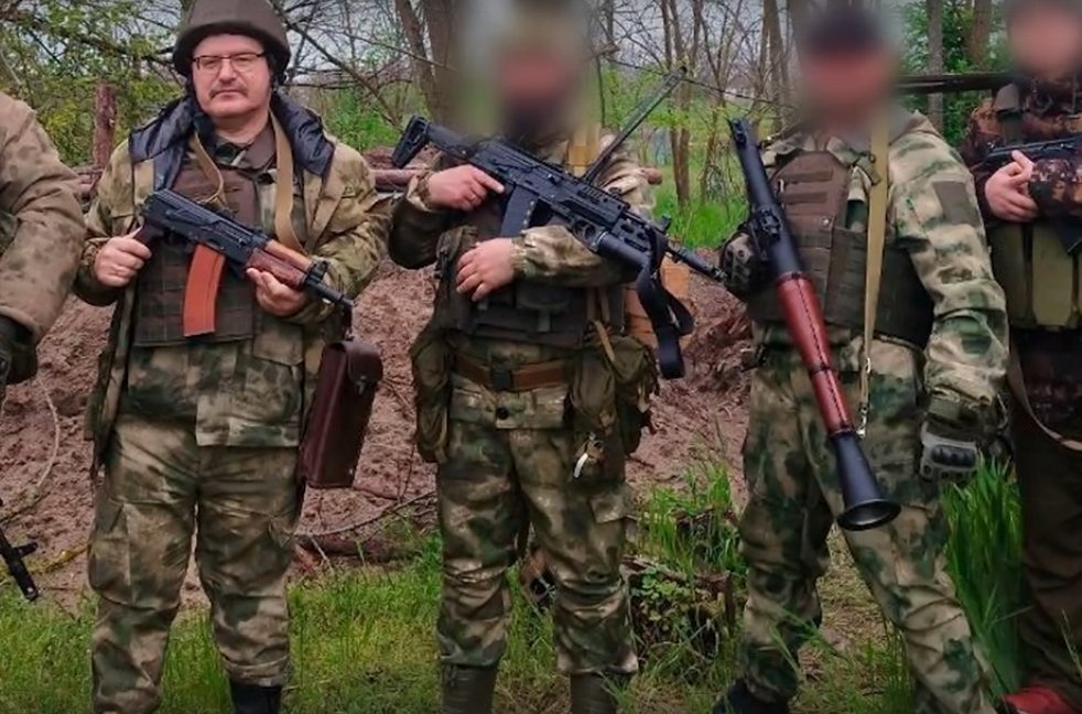 "Дадим слово Героям!": писатель и военный журналист о том, что его шокировало на СВО - Писатель Александр Смирнов, несмотря на инвалидность, добровольно отправился в зону СВО в возрасте 5