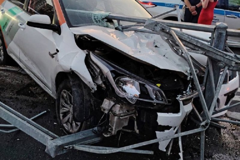 Женщина за рулем иномарки пыталась уехать от ГАИ в Петербурге. Но въехала в ограждение, которое прошило машину - На проспекте Авиаторов в Приморском районе Санкт-Петербурга 26 июля около 03:00 в дорожное ограждени