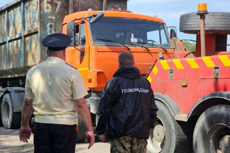 Незаконного перевозчика мусора поймали в Ломоносовском районе - На Волхонском шоссе в Ломоносовском районе сотрудники Госэконадзора при поддержке ГИБДД провели рейд