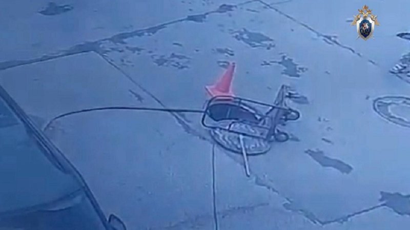 Маленький мальчик провалился в открытый люк в Петербурге - На Октябрьской набережной в Санкт-Петербурге 10 июля четырехлетний мальчик получил травмы, проваливш