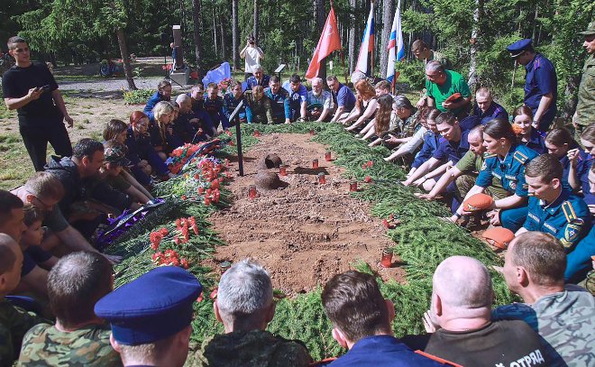 В Выборгском районе перезахоронили останки 91 красноармейца - Поисковикам удалось установить личность одного из павших – старшего политрука Якова Лешина. На церем