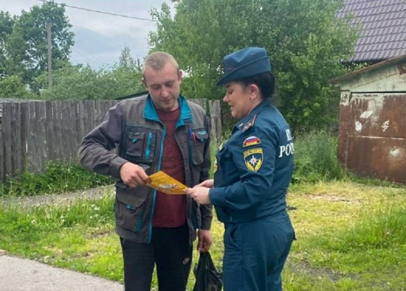 МЧС провело профилактический рейд в Лужском районе - В Дзержинском сельском поселении Лужского района Ленинградской области сотрудники отдела надзорной д