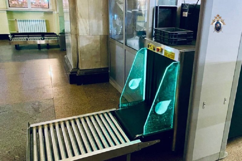 Четырехлетнему ребенку зажевало руку на вокзале в Петербурге - На Московском вокзале в Санкт-Петербурге 4-летний мальчик получил травму руки, засунув ее в досмотро