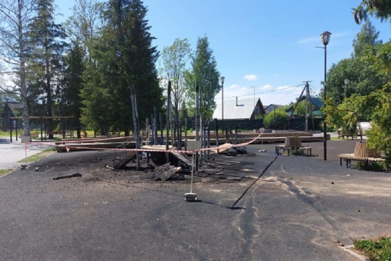 Четверо сломали скамейки и подожгли детскую площадку за 1,7 млн во Всеволожском районе - В поселке Рахья Всеволожского района в ночь на 20 июля неизвестные подожгли детскую спортплощадку и