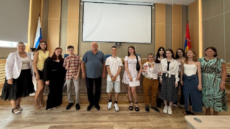 Десять детей-сирот получили новые квартиры во Всеволожском районе - В администрации Всеволожского района 30 июля прошла церемония вручения ключей от квартир детям-сирот