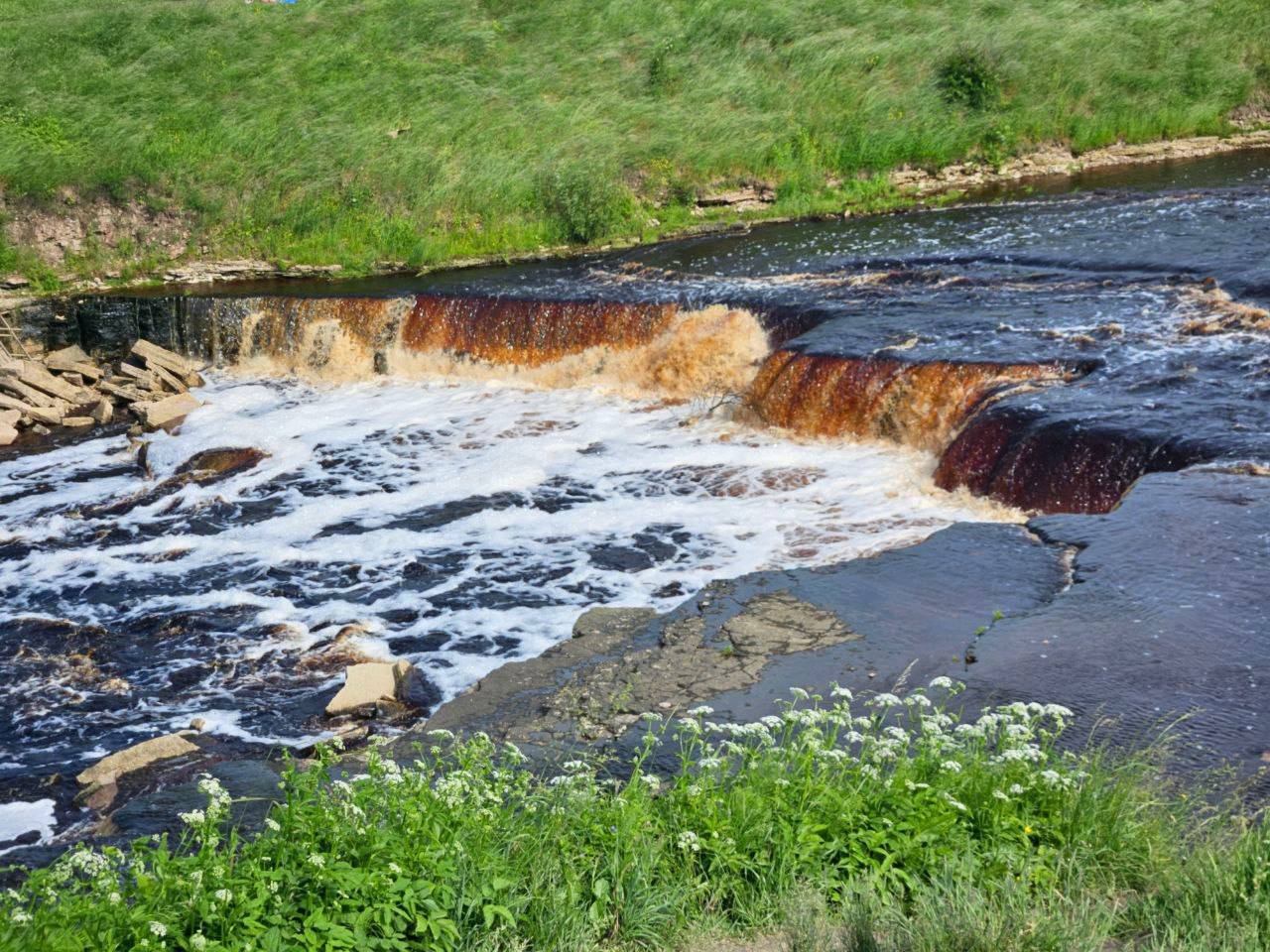 Дрозденко поделился кадрами водопадов в Ленобласти - И по традиции пожелал всем жителям Ленобласти хорошей недели.