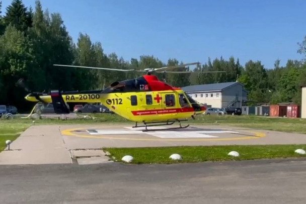 Выпавшую из окна в Тихвине 5-летнюю девочку доставили санавиацией в Петербург - Ребенок находится в тяжелом состоянии.
