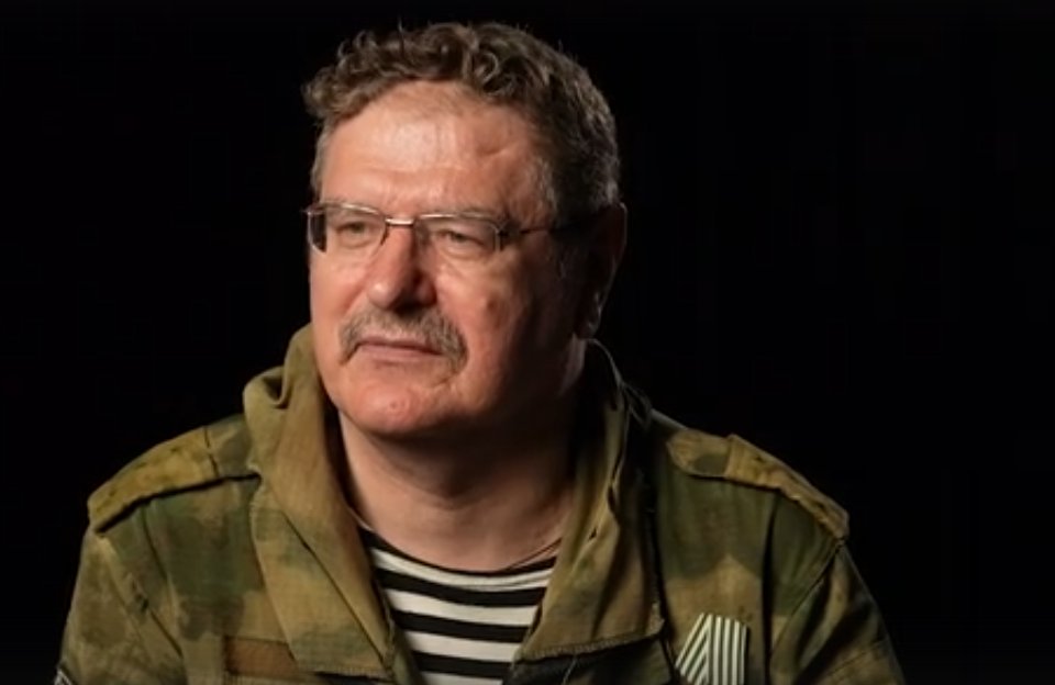 "Дадим слово Героям!": писатель и военный журналист о том, что его шокировало на СВО - Писатель Александр Смирнов, несмотря на инвалидность, добровольно отправился в зону СВО в возрасте 5