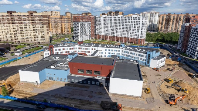 Строительство новой школы в Мурино выходит на финальную стадию - Сейчас рабочие занимаются внутренней отделкой, монтажом инженерных систем и благоустройством террито