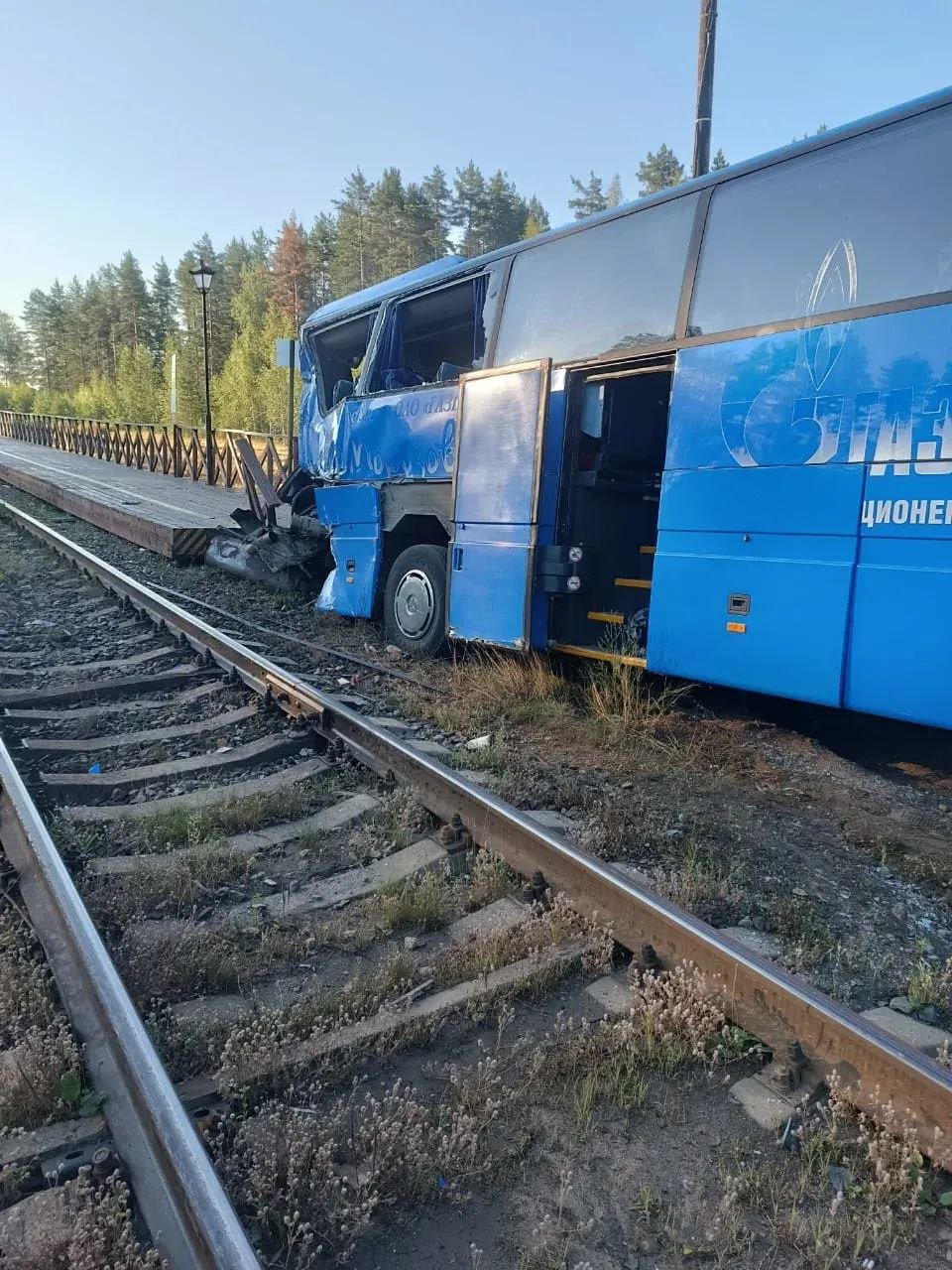 Появились кадры с места столкновения поезда и туристического автобуса в Ленобласти - По информации комитета по здравоохранению Ленобласти, пострадали 16 человек, один - погиб. Семь чело