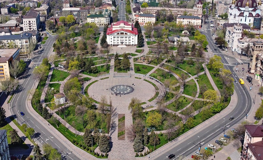 "Город улучшается": в Мариуполе отметили профессионализм ленинградских строителей - Председатель Избирательной комиссии Ленобласти высоко оценил вклад специалистов из 47 региона в восс