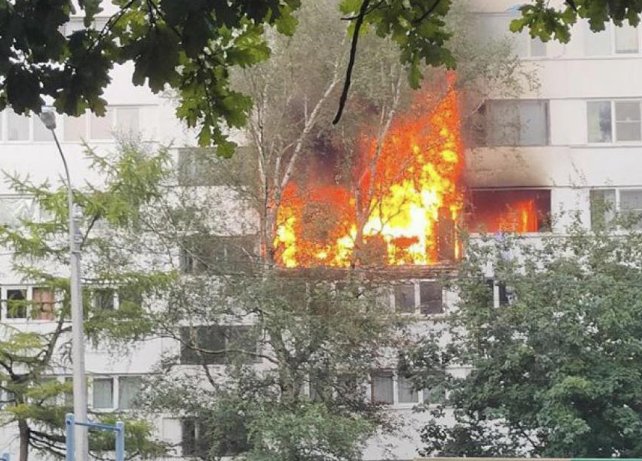 Хлопок раздался в одной из многоэтажек на улице Стойкости в Петербурге - В Кировском районе Петербурга экстренные службы работают на месте пожара в жилом доме. Очевидцы сооб