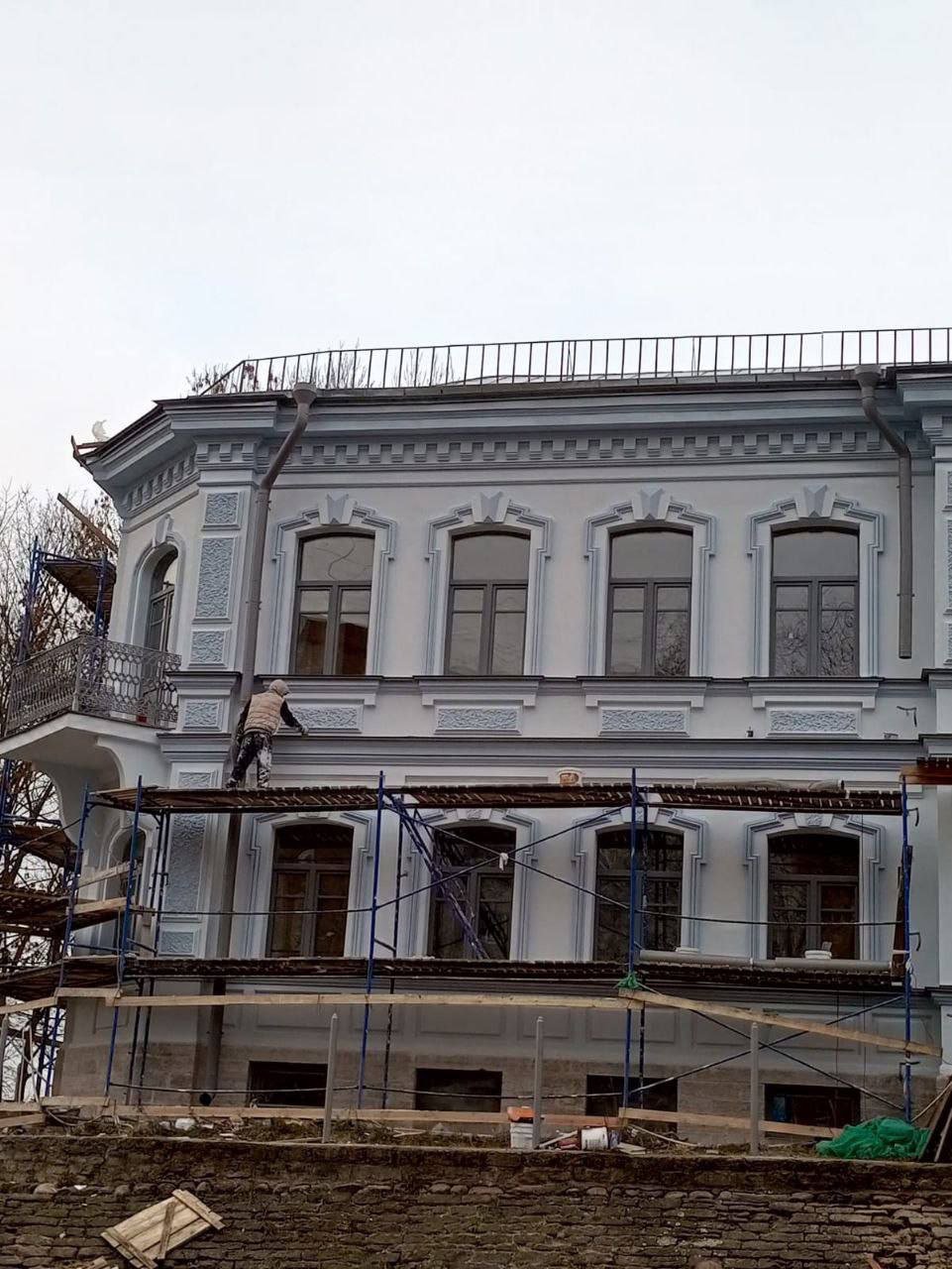 Старинный купеческий дом в Ивангороде, в котором разместится музей Ивана Билибина, отреставрируют к концу 2026 года - Музей художника-иллюстратора Ивана Билибина находится в старинном купеческом доме. Сегодня специалис