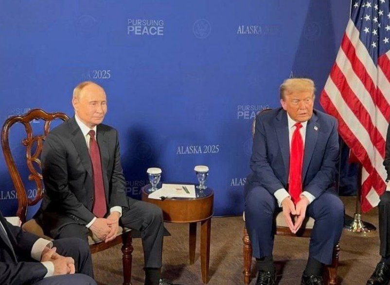 Переговоры между Путиным и Трампом начались - СМИ сообщают о старте саммита между президентами России и США.