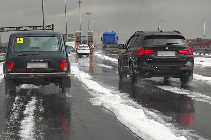 Дороги Петербурга внезапно засыпало снегом в конце августа - фото - Жители города делятся кадрами заснеженных обочин.