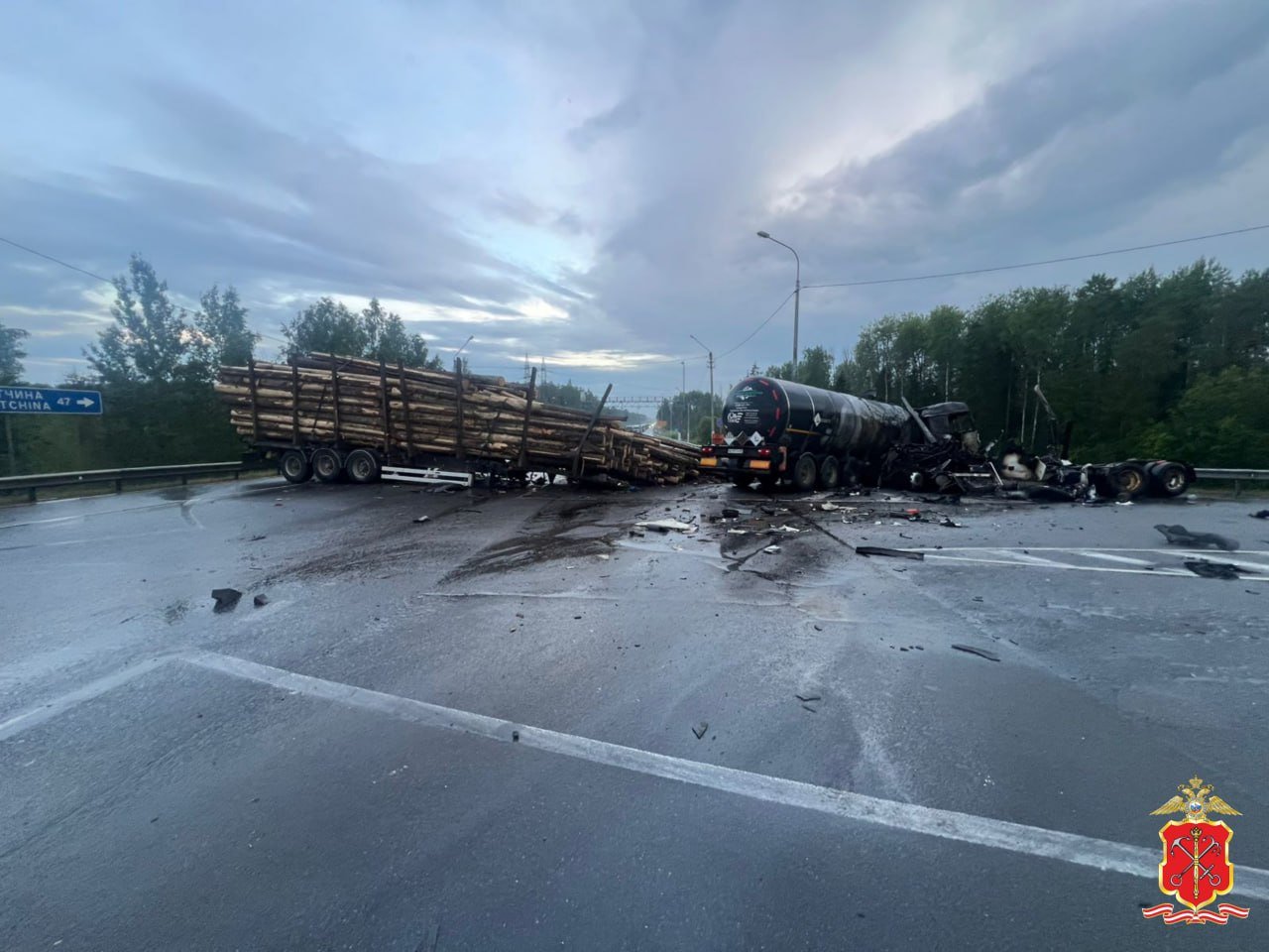Один человек погиб после столкновения битумовоза и лесовоза на трассе под Тосно - В результате ДТП произошло возгорание автомобиля «МАН» с цистерной. Водитель этого автомобиля сконча