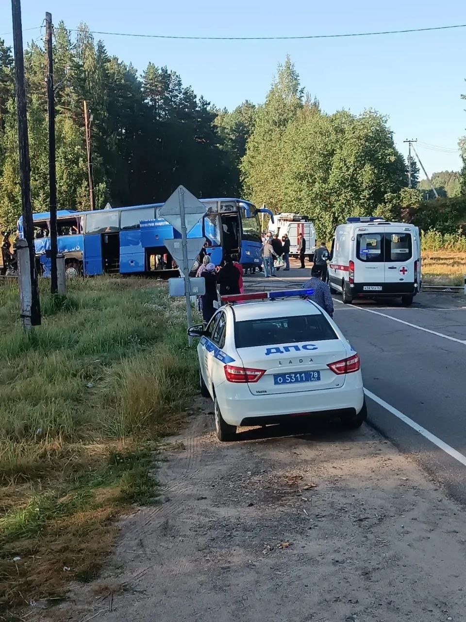 Появились кадры с места столкновения поезда и туристического автобуса в Ленобласти - По информации комитета по здравоохранению Ленобласти, пострадали 16 человек, один - погиб. Семь чело