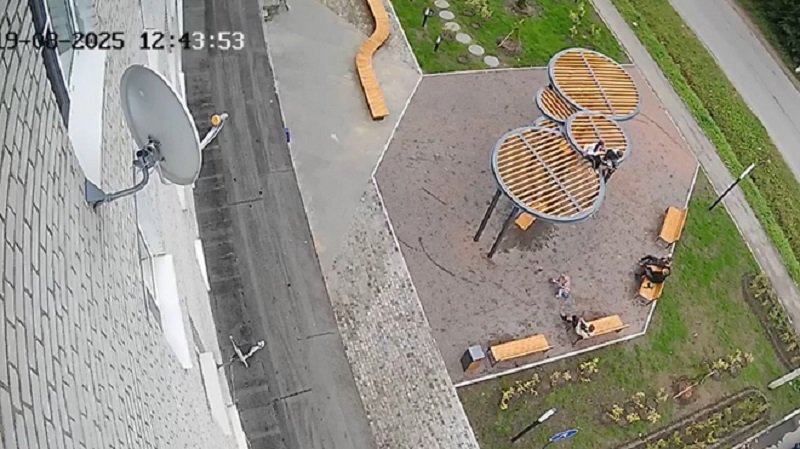 Подростков поймали на вандализме во Мге - В Почтовом сквере Мгинского городского поселения Кировского района 19 августа подростки повредили по