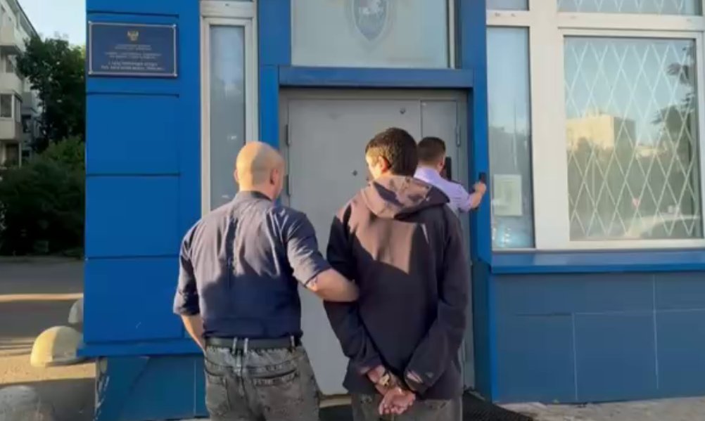 В Петербурге 14-летний подросток стал фигурантом дела о терроризме - Школьник поджег здание бывшего полицейского участка. Теперь юноше грозит серьезная уголовная ответст