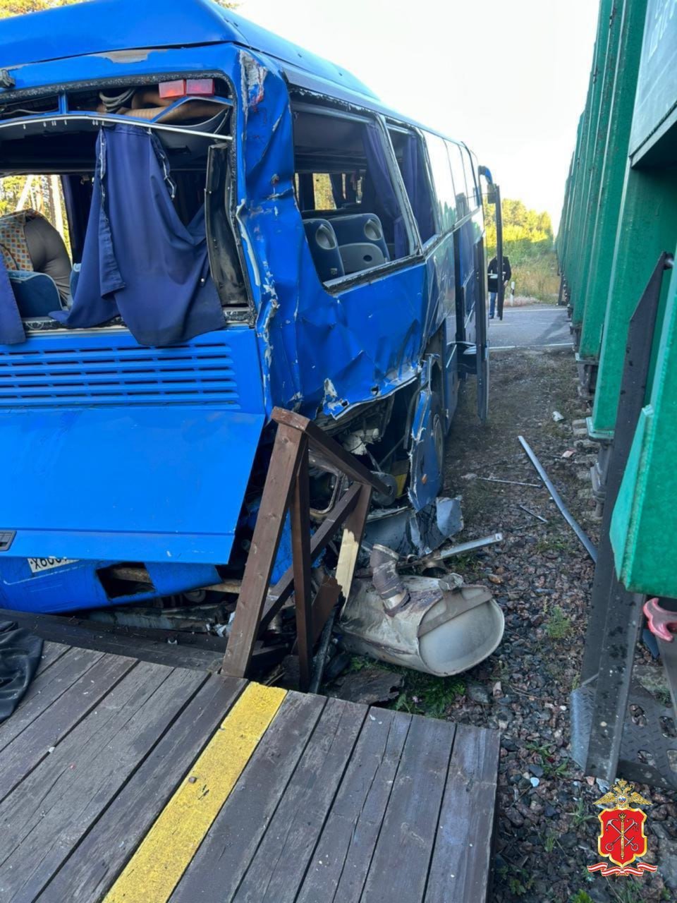 Столкновение поезда и туристического автобуса в Ленобласти стало уголовным делом - В результате столкновения погибла 68-летняя женщина.
