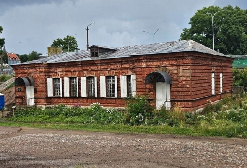 Бывшее здание таможни «Красный дом» отреставрируют и откроют для посетителей в Ивангороде - В Ивангороде Кингисеппского района в 2025 году начнется реставрация «Красного дома» – бывшего здания