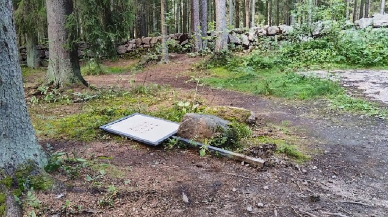 Вандалы разгромили инфраструктуру в Монрепо - В лесной зоне музея-заповедника «Парк Монрепо» в Выборге неизвестные повредили объекты и информацион