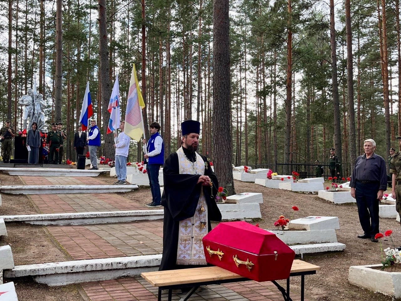 В Лужском районе с воинскими почестями захоронили останки восьми бойцов Красной армии - В микрорайоне Городок города Луги и деревне Белое Оредежского сельского поселения 20 августа прошли
