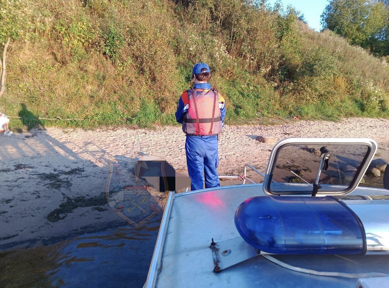 Два человека утонули в водоемах Ленобласти за сутки - Спасатели извлекли погибших из воды и передали полиции.