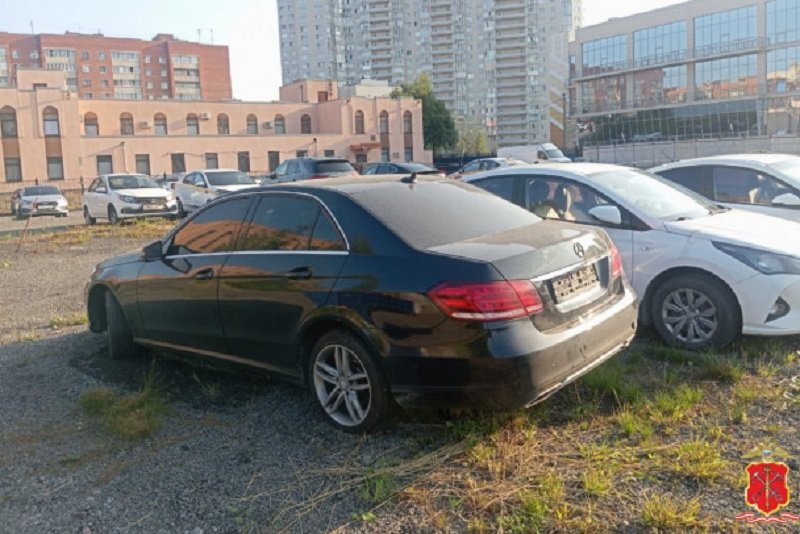 Житель Ленобласти задержан за угон Mercedes E-класса с парковки автосервиса в Петербурге - С парковки на Парашютной улице в Санкт-Петербурге угнали Mercedes Benz E200 стоимостью 2,5 млн рубле