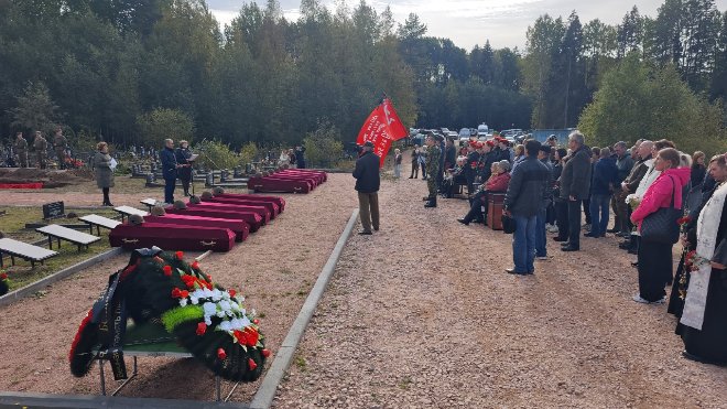 В Подпорожском районе перезахоронили останки 100 красноармейцев - Красноармейцев предали земле с воинскими почестями.
