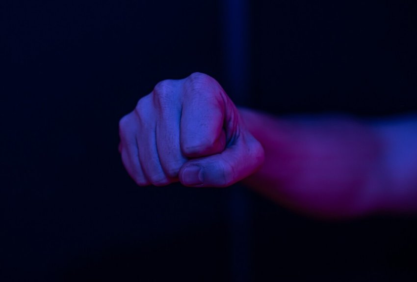 Житель Петербурга сломал нос автомеханику за неудачный ремонт машины - Теперь автовладелец рискует отправиться в колонию.