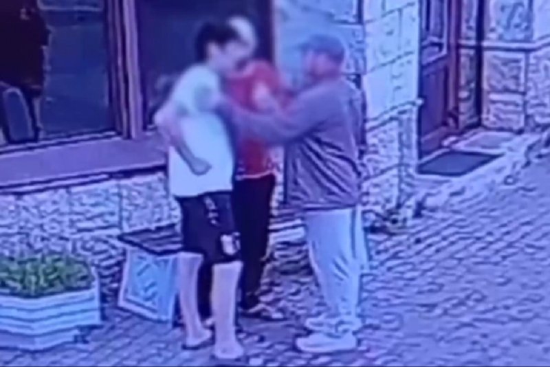 Мужчина вместо обидчика 8 ударил ножом случайного прохожего в Ломоносове - В Ломоносове пьяный 22-летний уроженец Республики Тыва несколько раз ударил ножом случайного прохоже