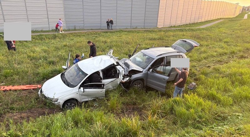 Жители Ломоносовского района помогли врачам скорой помощи спасти жизнь водителя после тяжелого ДТП - У водителя легкового автомобиля во время движения случился приступ судорог, и он врезался в припарко