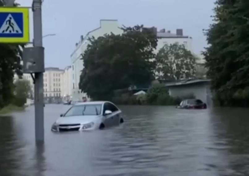 Аварийные службы продолжают устранять последствия залповых ливней в Выборге - После сильных осадков в Выборге аварийные бригады круглосуточно ликвидируют подтопления в наиболее п