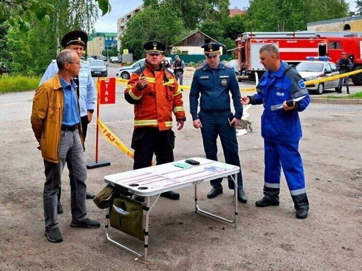 МЧС провело практическое занятие в Приозерске - В Приозерске сотрудники ОНД и ПР провели учения по ликвидации пожаров в газифицированных зданиях.