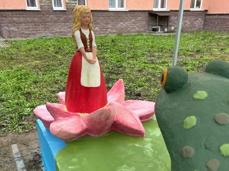 Завершена реставрация памятника «Дюймовочка и жаба» в Приозерске - В Приозерске завершили реставрацию памятника «Дюймовочка и жаба». Новый облик скульптуры выбрали дет