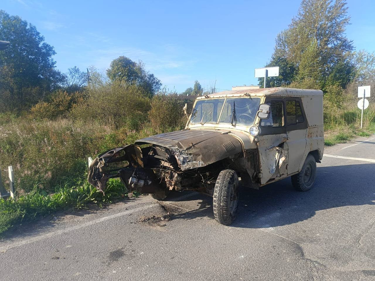 Поезд снес легковушку на переезде в Ленобласти - Никто не пострадал.