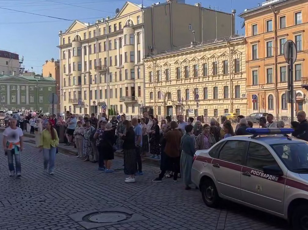 Анонимные сообщения об угрозе парализовали работу четырех музеев в Петербурге - Поступившие анонимные сообщения привели к эвакуации Эрмитажа, Музея Фаберже, Всероссийского музея А.