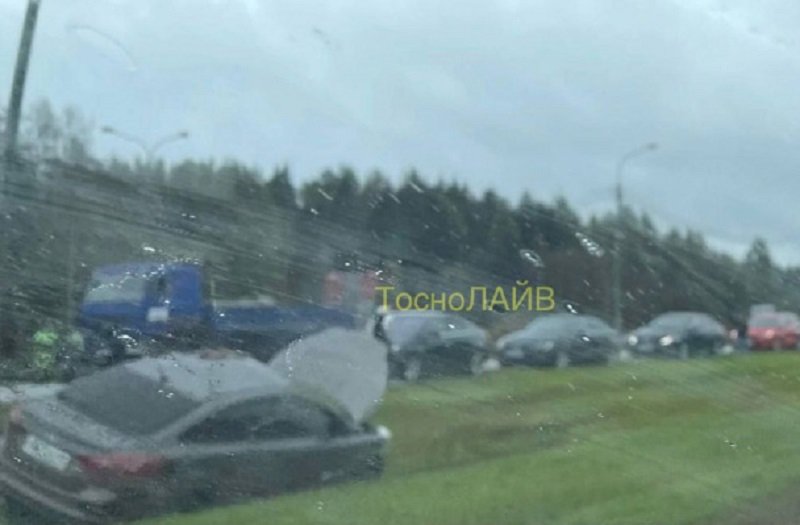 Машина влетела в столб и приземлилась в кювете в Тосненском районе - Утром 20 сентября на 658-м километре трассы М-10 в Тосненском районе автомобиль въехал в опору освещ