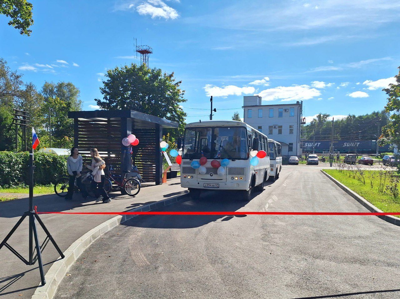Находится у автовокзала в  Будогощи стало намного приятнее - Здесь появились удобные пешеходные транзиты, места для отдыха и для ожидания транспорта, кроме того 