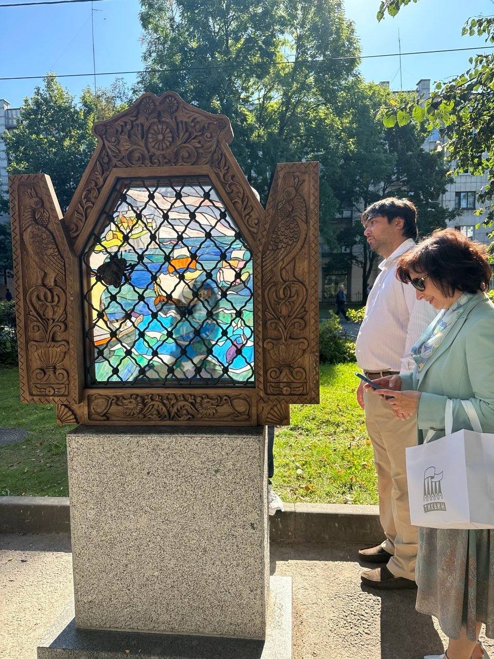 Арт-объекты по мотивам детских сказок, зоны отдыха и пешеходные дорожки появились в Тихвине - В Тихвине появляются новые точки притяжения для туристов по нацпроекту «Туризм и гостеприимство».