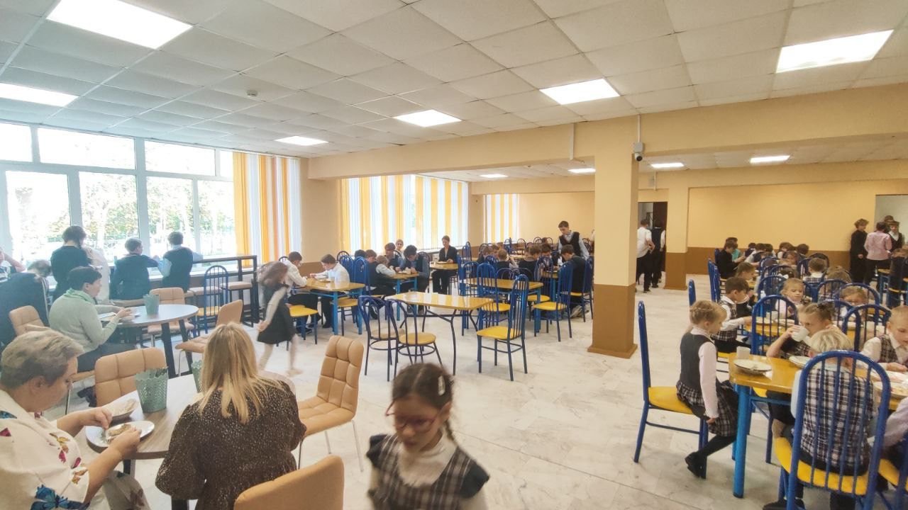 Лицей в Гатчине начали приводить в порядок после жалоб родителей - В конце августа здание лицея было частично затоплено во время ремонта крыши. Меньше чем через месяц 