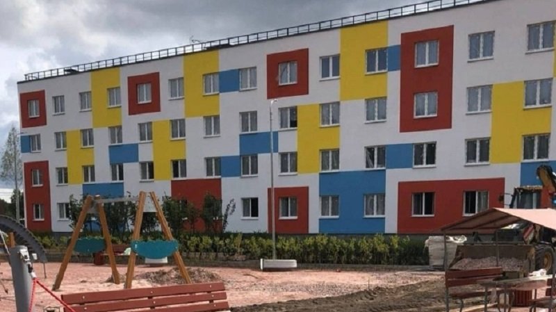 Ключи от квартир по программе переселения из аварийного жилья выдают в Винницах - В поселке Винницы началось заселение нового четырехэтажного дома на 52 квартиры для переселенцев из 