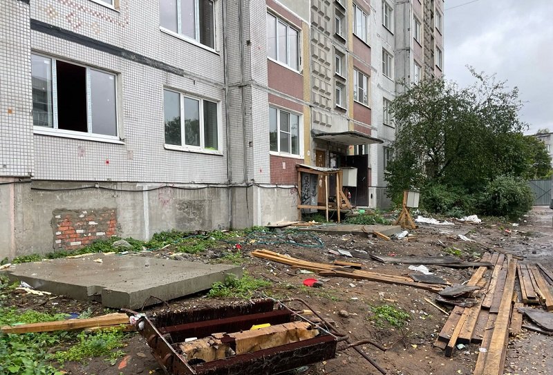 Пострадавший от пожара дом в Приморске отремонтируют до конца сентября 2025 года - В Приморске Выборгского района завершается восстановление сгоревшего дома на Выборгском шоссе. Все р