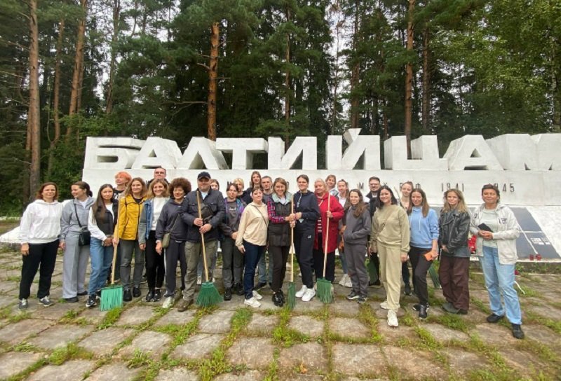 Команда стройблока провела субботник в заказнике «Лебяжий» в Ломоносовском районе - Сотрудники комитета по строительству и Управления строительства 5 сентября провели уборку возле памя