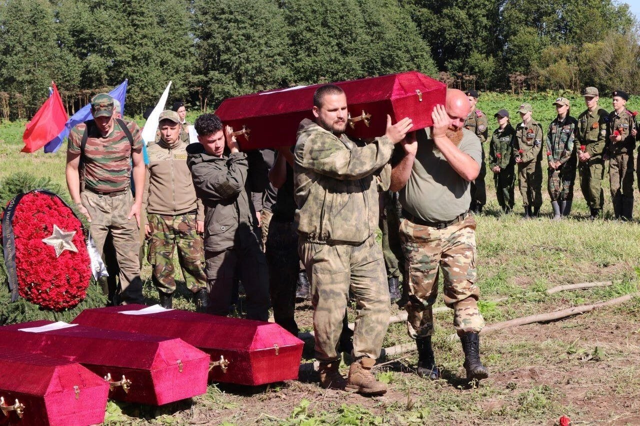 В деревне Оломна перезахоронили останки 167 красноармейцев - Поисковикам удалось установить имена 163 бойцов.