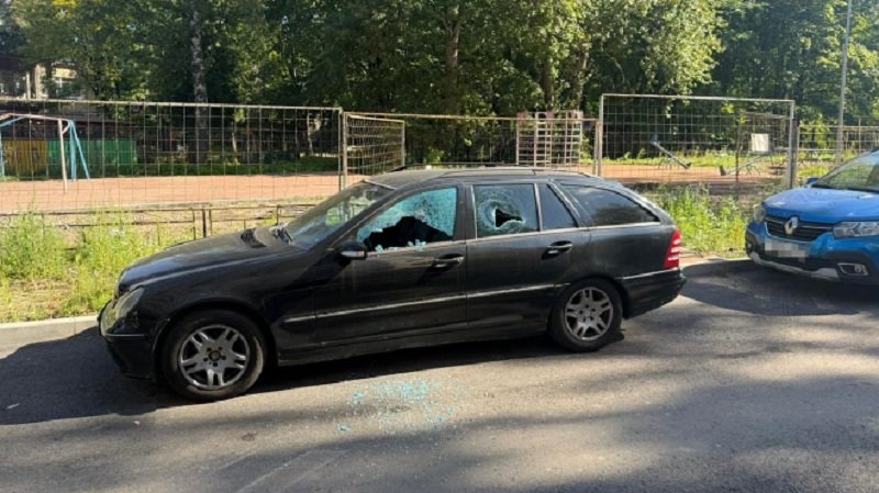 Мужчина ходил голым возле детсада, разгромил 7 машин и избил людей тростью в Петербурге - Мужчина в состоянии наркотического опьянения устроил погром на Гранитной улице в Санкт-Петербурге дн