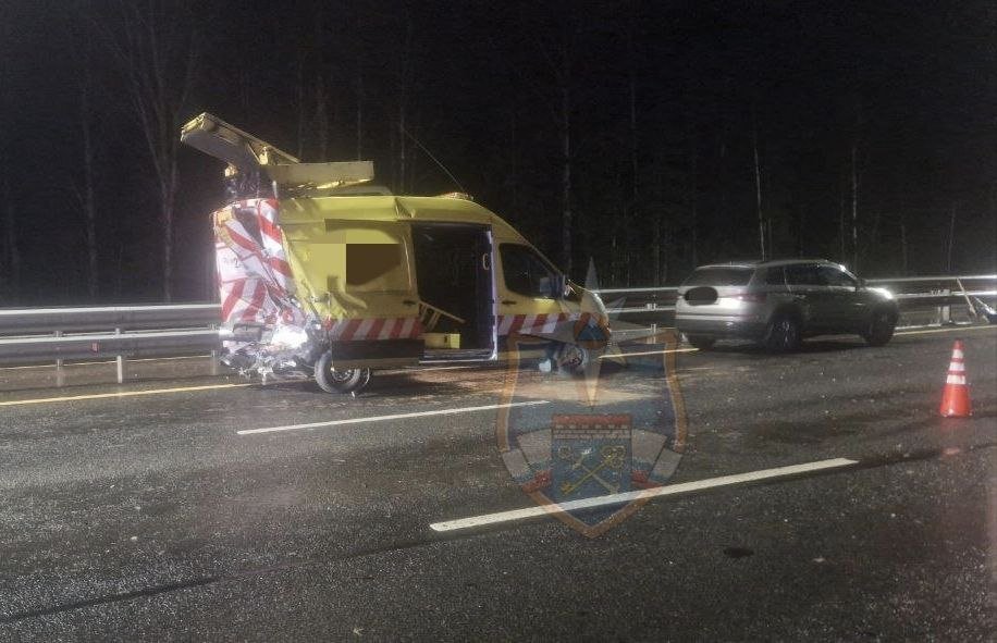 Легковушка протаранила машину аварийных комиссаров на трассе "Нева" - В результате ЧП пострадали два человека.