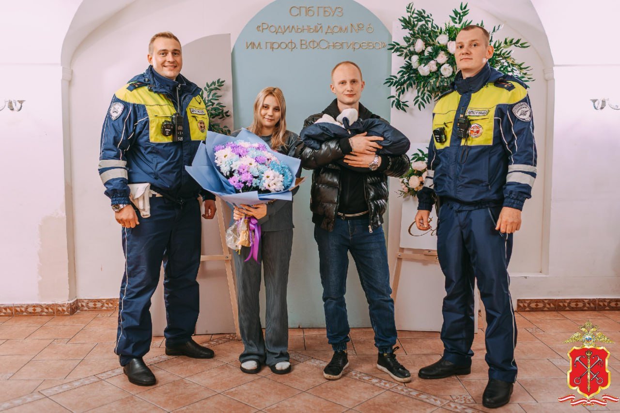 В Петербурге сотрудники ДПС помогли роженице вовремя добраться до роддома - К экипажу ДПС обратился водитель автомобиля «Киа». Он сообщил, что его супруга начала рожать, а из-з