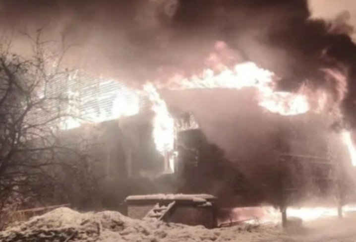 Огонь уничтожил три квартиры во Всеволожском районе - Сильный пожар уничтожил три квартиры в одноэтажном доме.